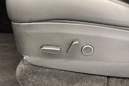 musta Tesla Model Y 2022 kuva 13.