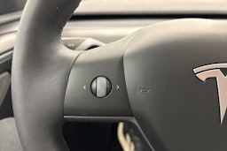 musta Tesla Model Y 2022 kuva 15.