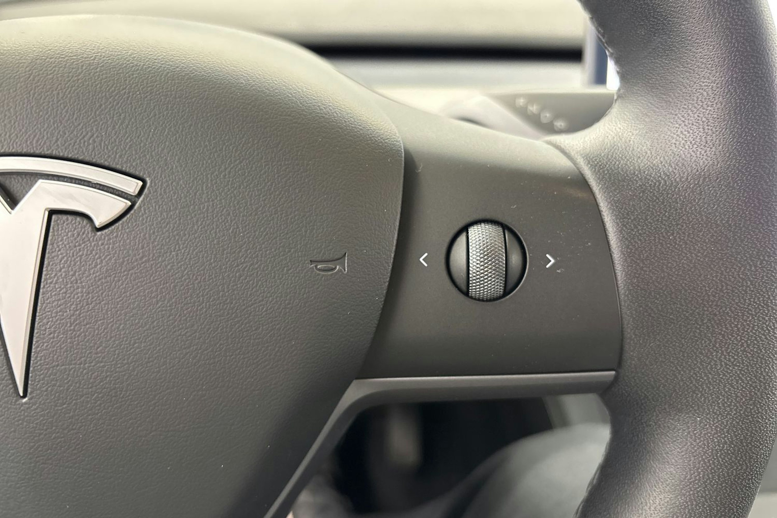 musta Tesla Model Y 2022 kuva 16.