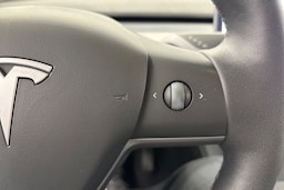 musta Tesla Model Y 2022 kuva 16.