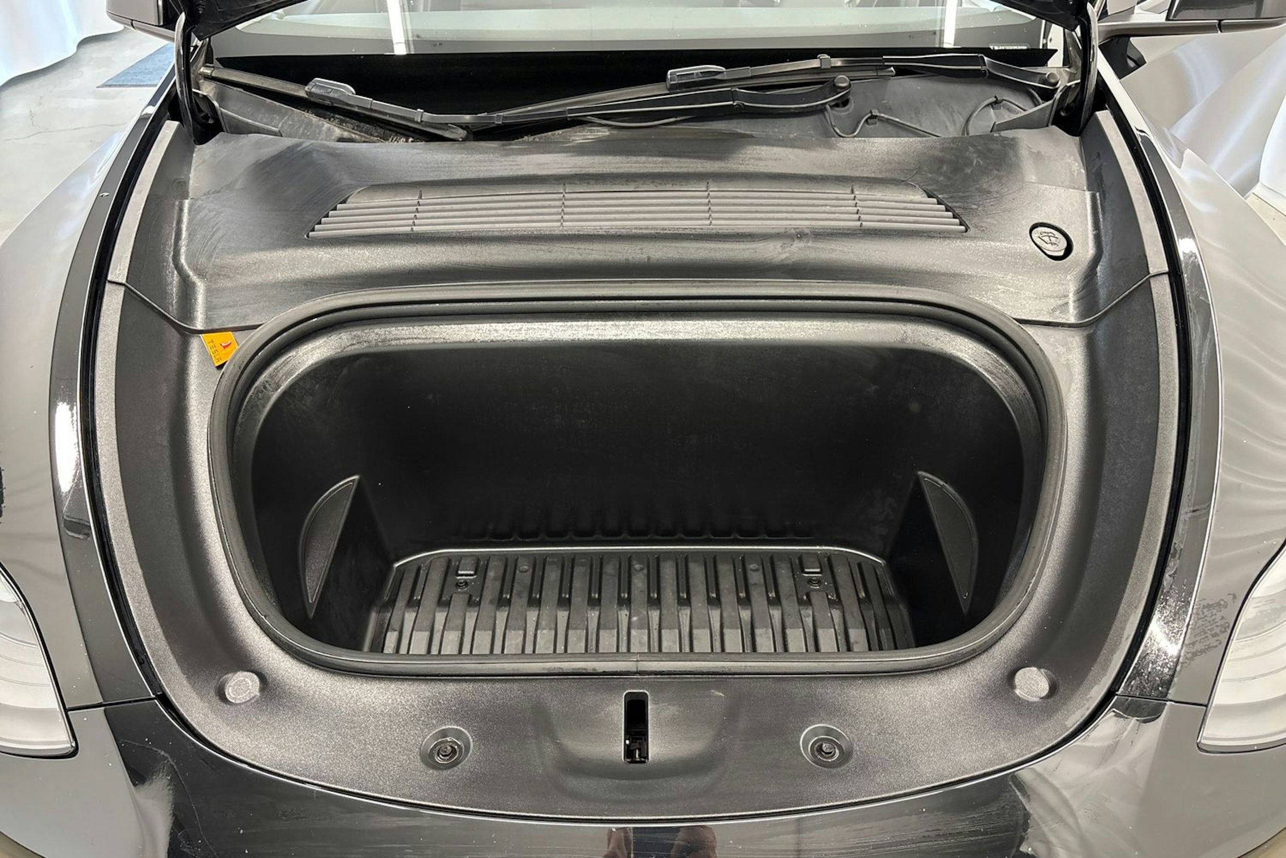 musta Tesla Model Y 2022 kuva 23.