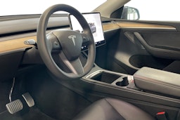 harmaa Tesla Model Y 2022 kuva 3.