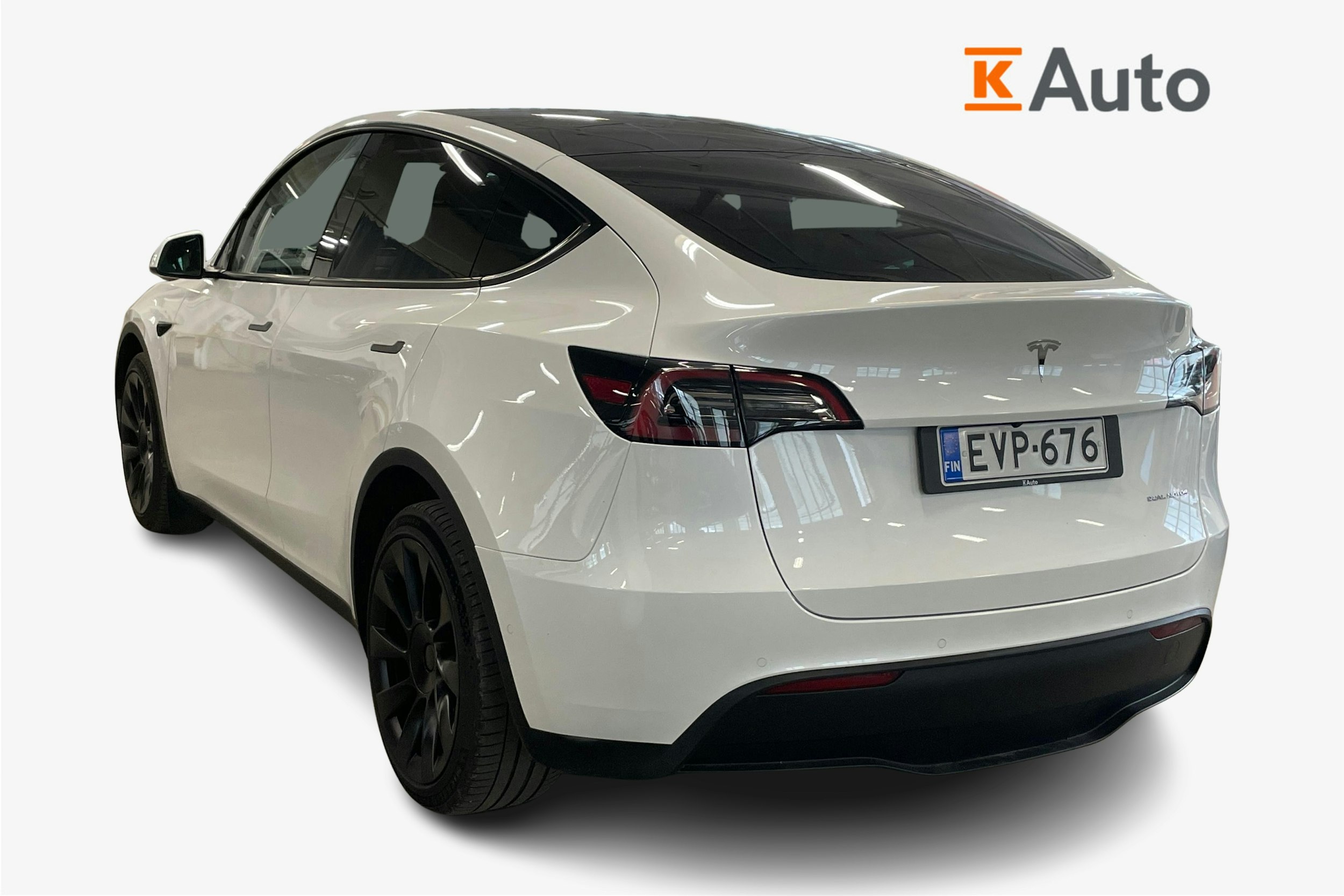 valkoinen Tesla Model Y 2022 kuva 2.
