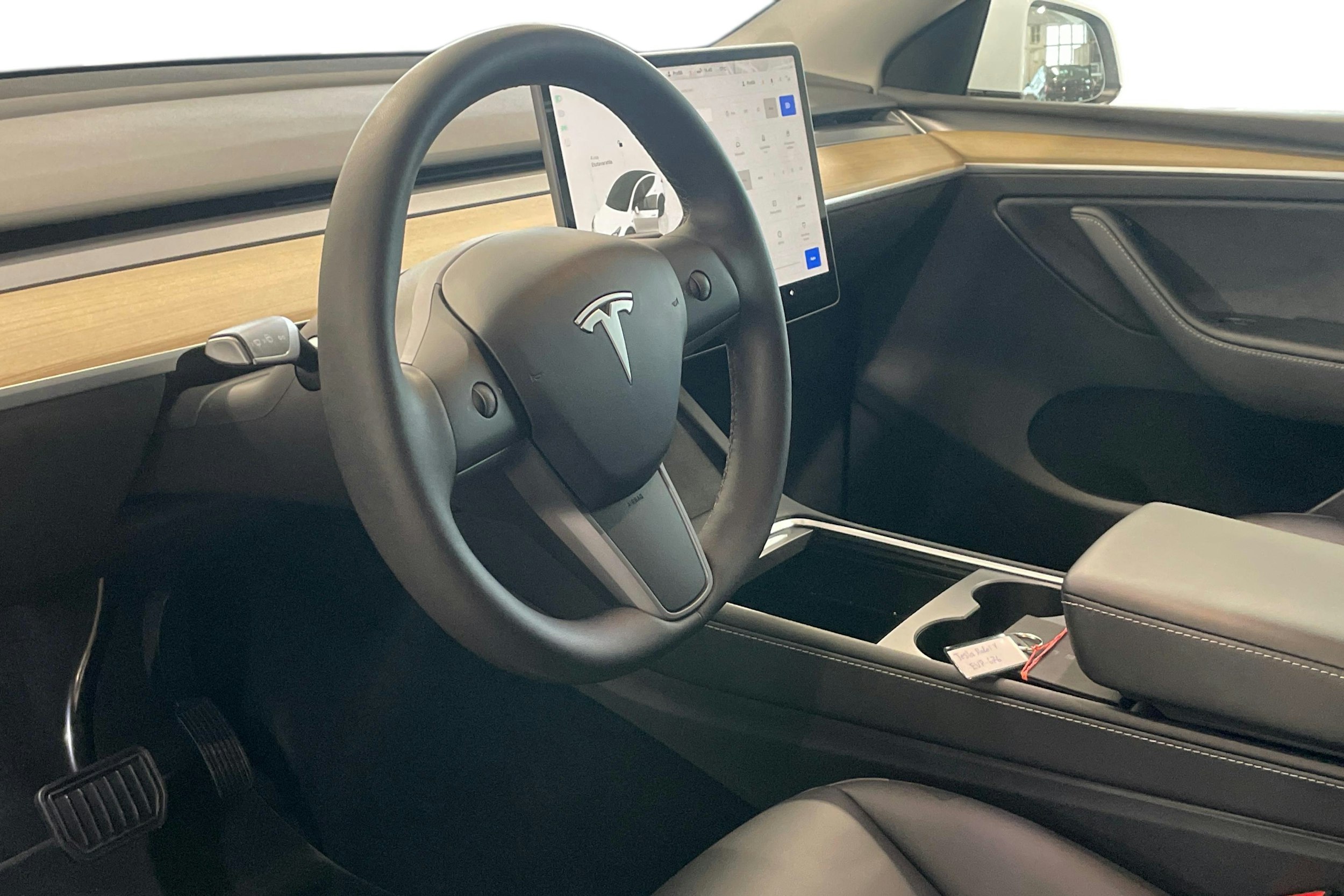valkoinen Tesla Model Y 2022 kuva 3.