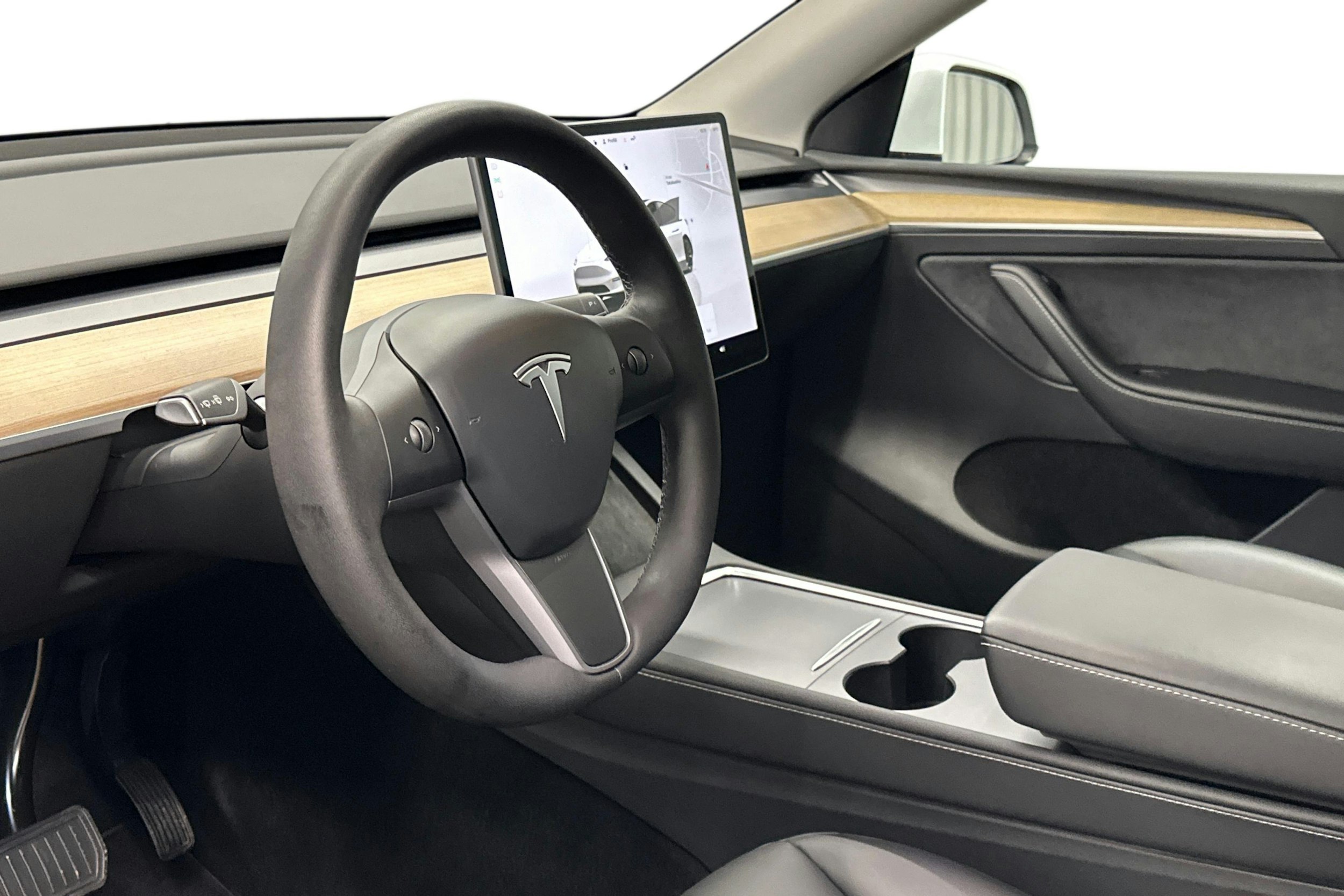 valkoinen Tesla Model Y 2022 kuva 7.