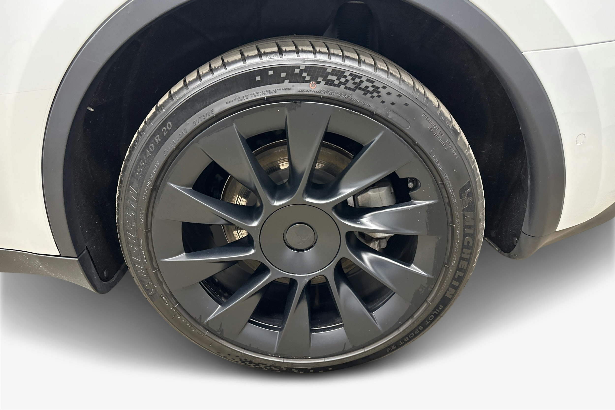 valkoinen Tesla Model Y 2022 kuva 11.