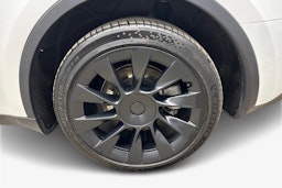valkoinen Tesla Model Y 2022 kuva 11.