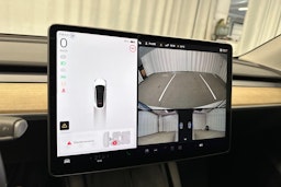 valkoinen Tesla Model Y 2022 kuva 14.