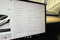 valkoinen Tesla Model Y 2022 kuva 16.