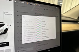 valkoinen Tesla Model Y 2022 kuva 17.