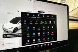 valkoinen Tesla Model Y 2022 kuva 18.