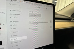 valkoinen Tesla Model Y 2022 kuva 19.