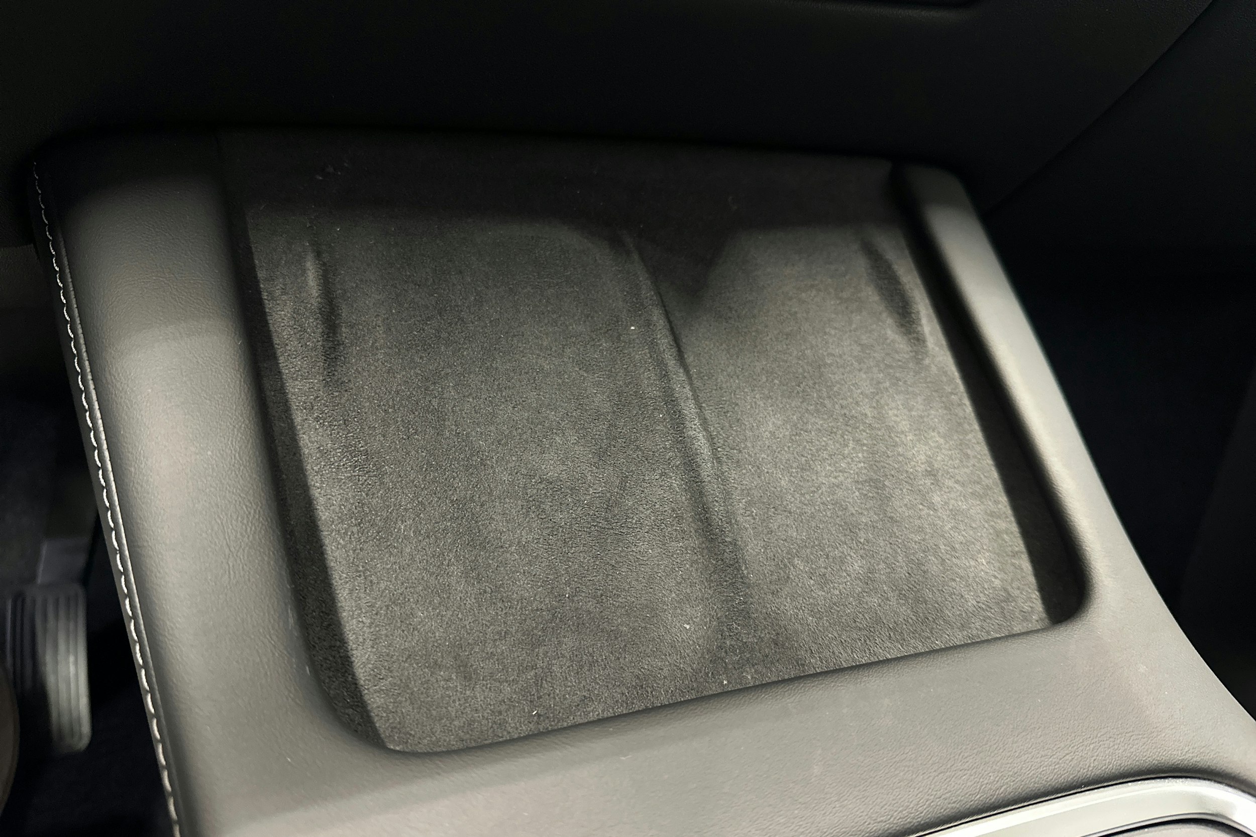 valkoinen Tesla Model Y 2022 kuva 21.