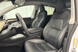 valkoinen Tesla Model Y 2022 kuva 23.
