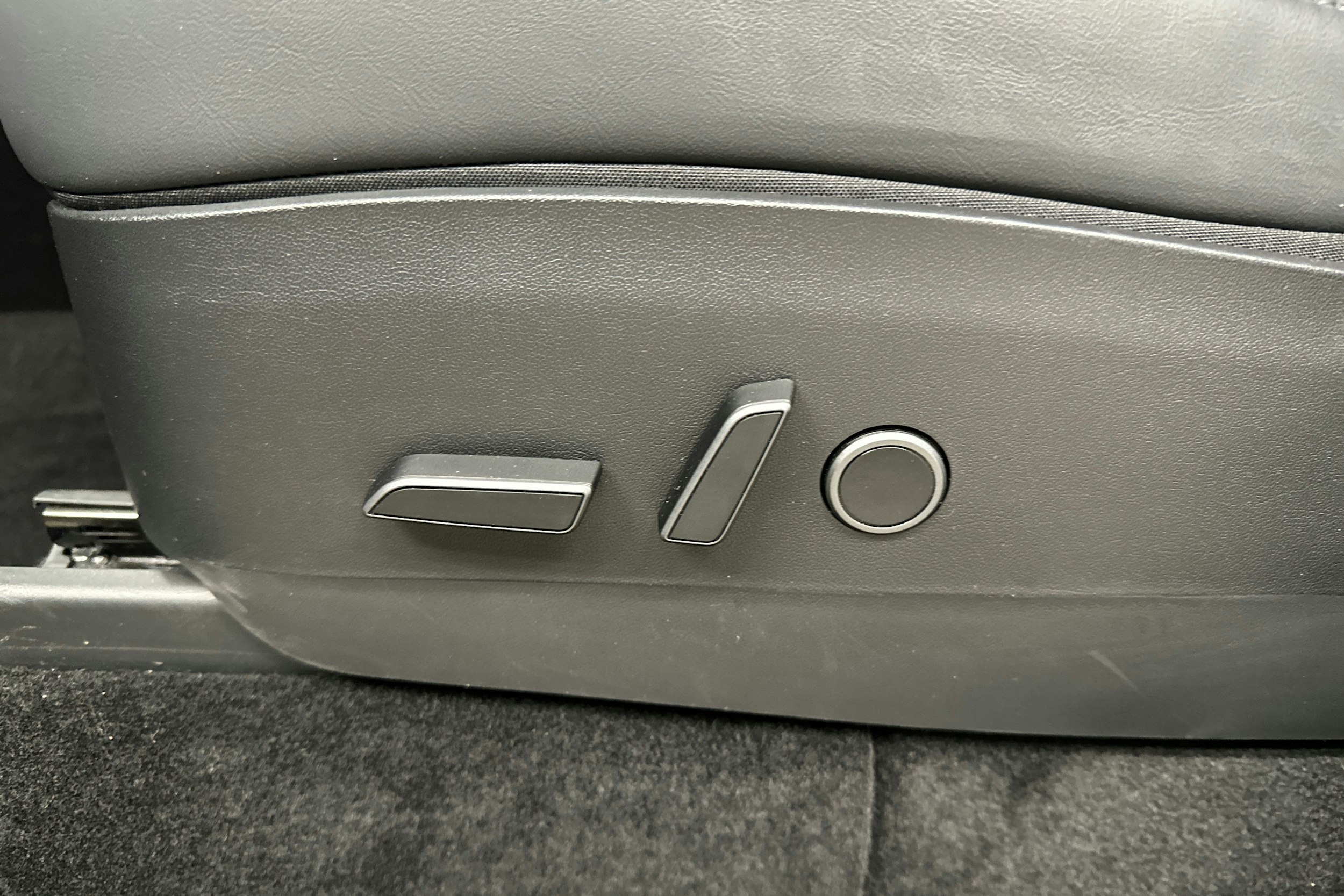 valkoinen Tesla Model Y 2022 kuva 24.