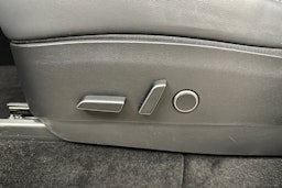 valkoinen Tesla Model Y 2022 kuva 24.