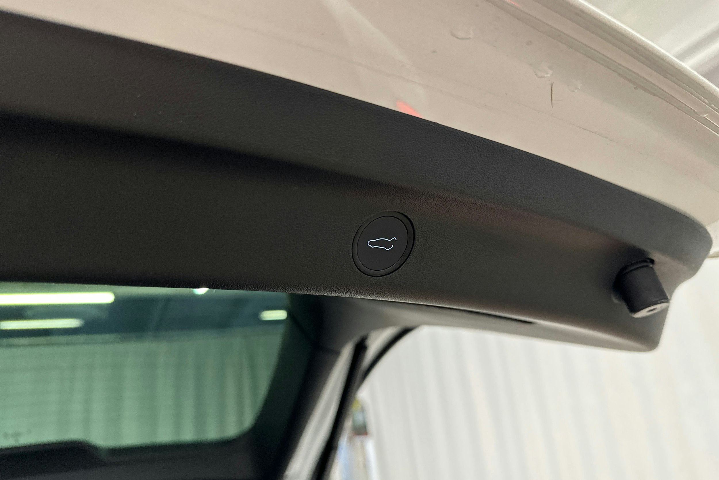 valkoinen Tesla Model Y 2022 kuva 26.
