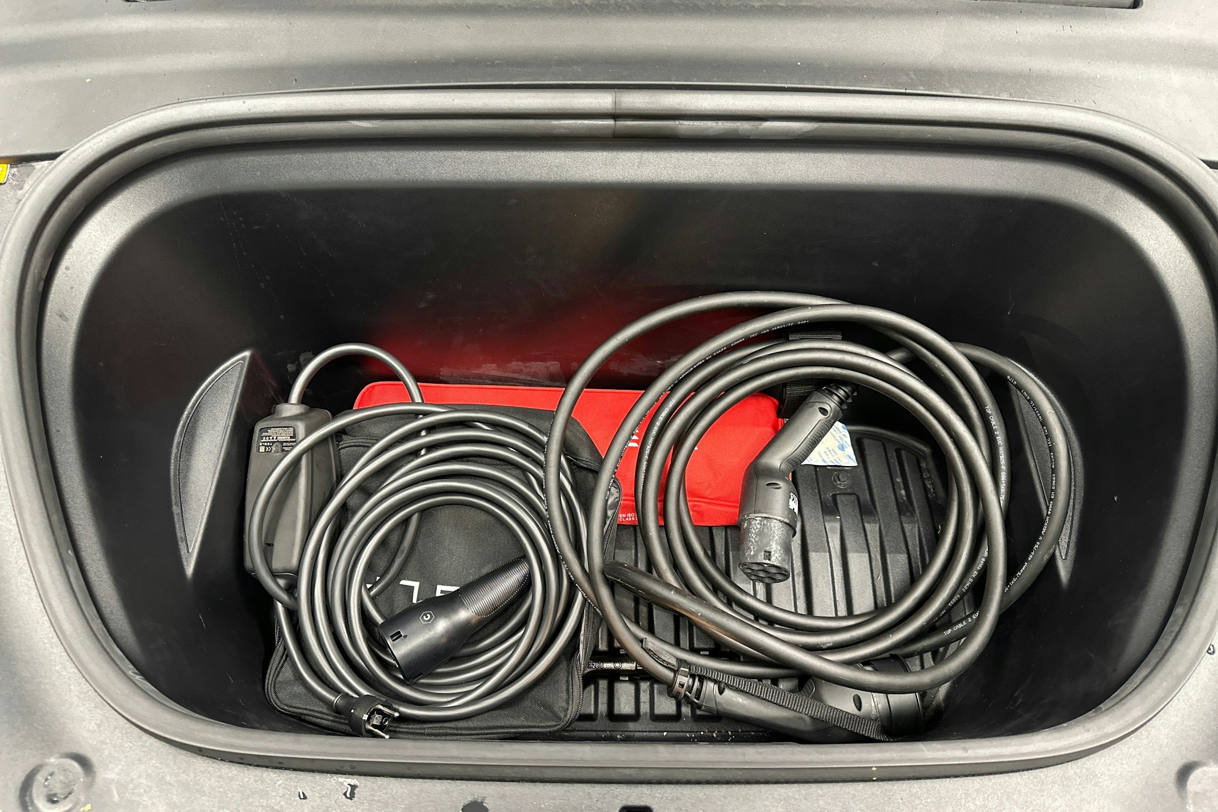 valkoinen Tesla Model Y 2022 kuva 27.