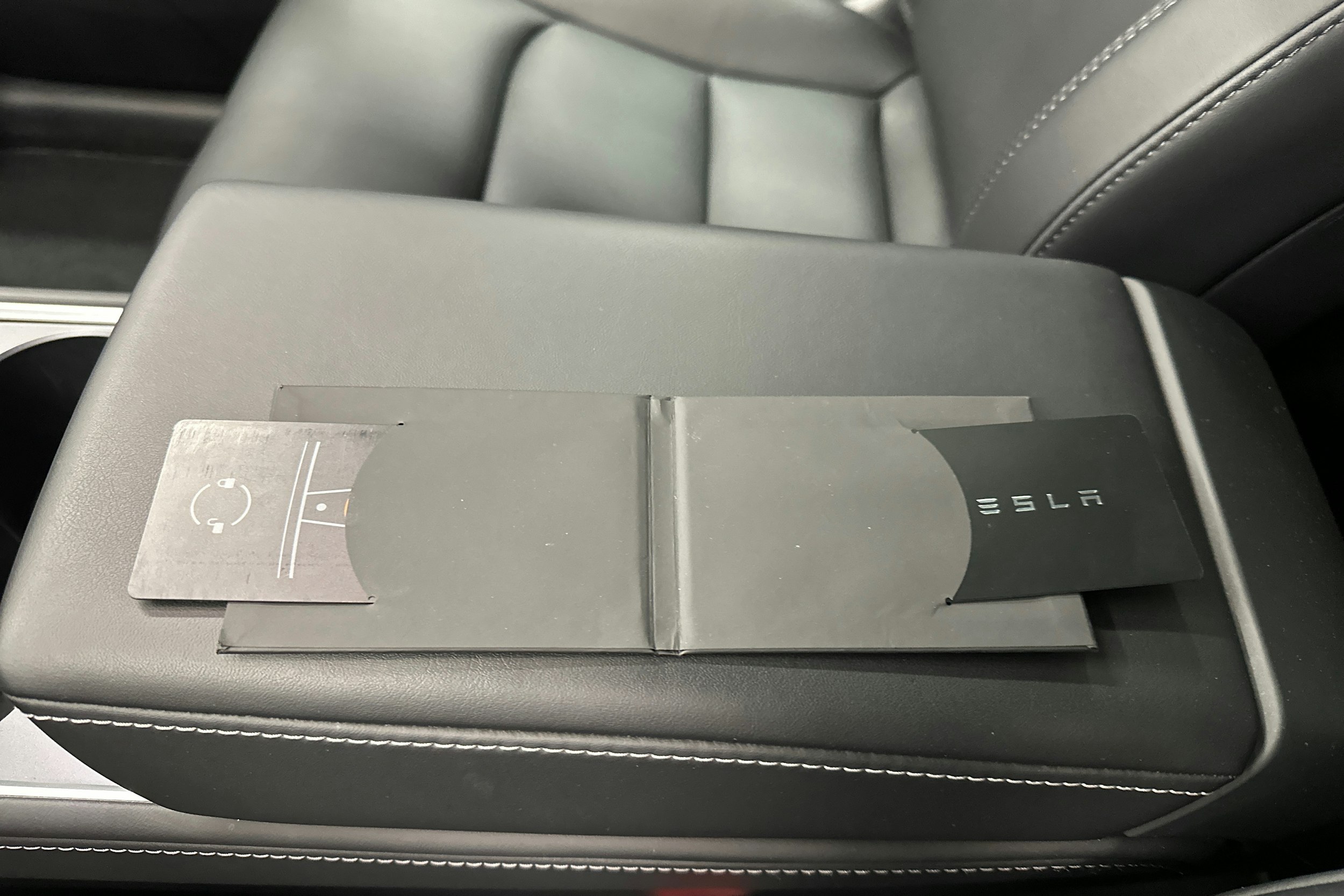valkoinen Tesla Model Y 2022 kuva 28.
