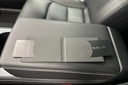 valkoinen Tesla Model Y 2022 kuva 28.