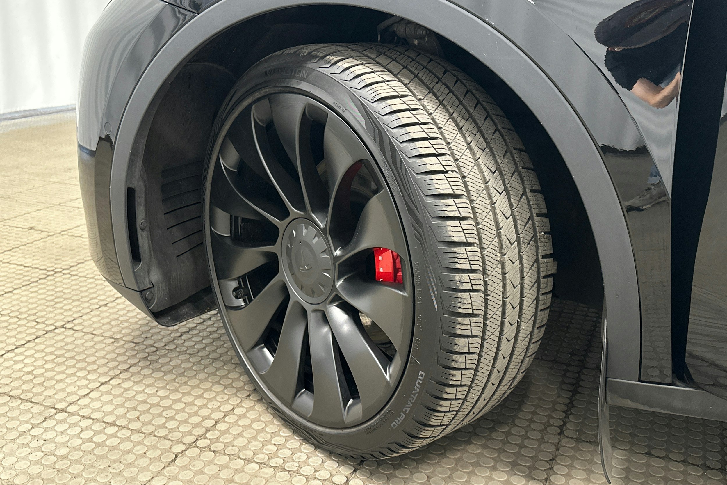 musta Tesla Model Y 2022 kuva 13.