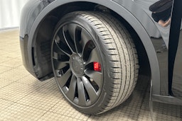 musta Tesla Model Y 2022 kuva 13.