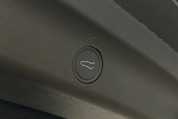 musta Tesla Model Y 2022 kuva 15.