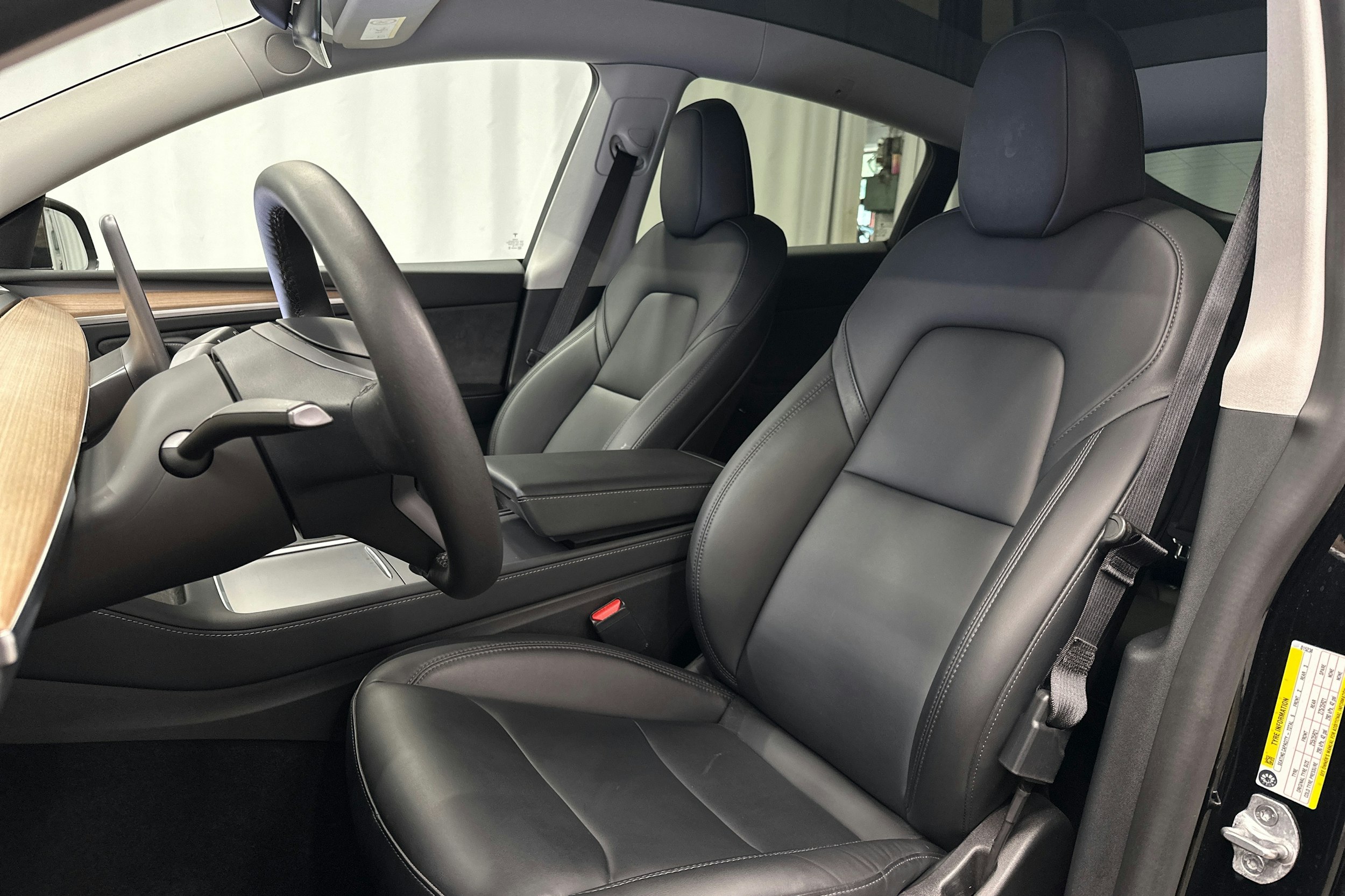 musta Tesla Model Y 2022 kuva 16.