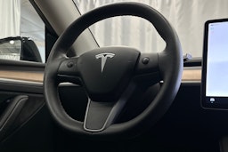 musta Tesla Model Y 2022 kuva 18.