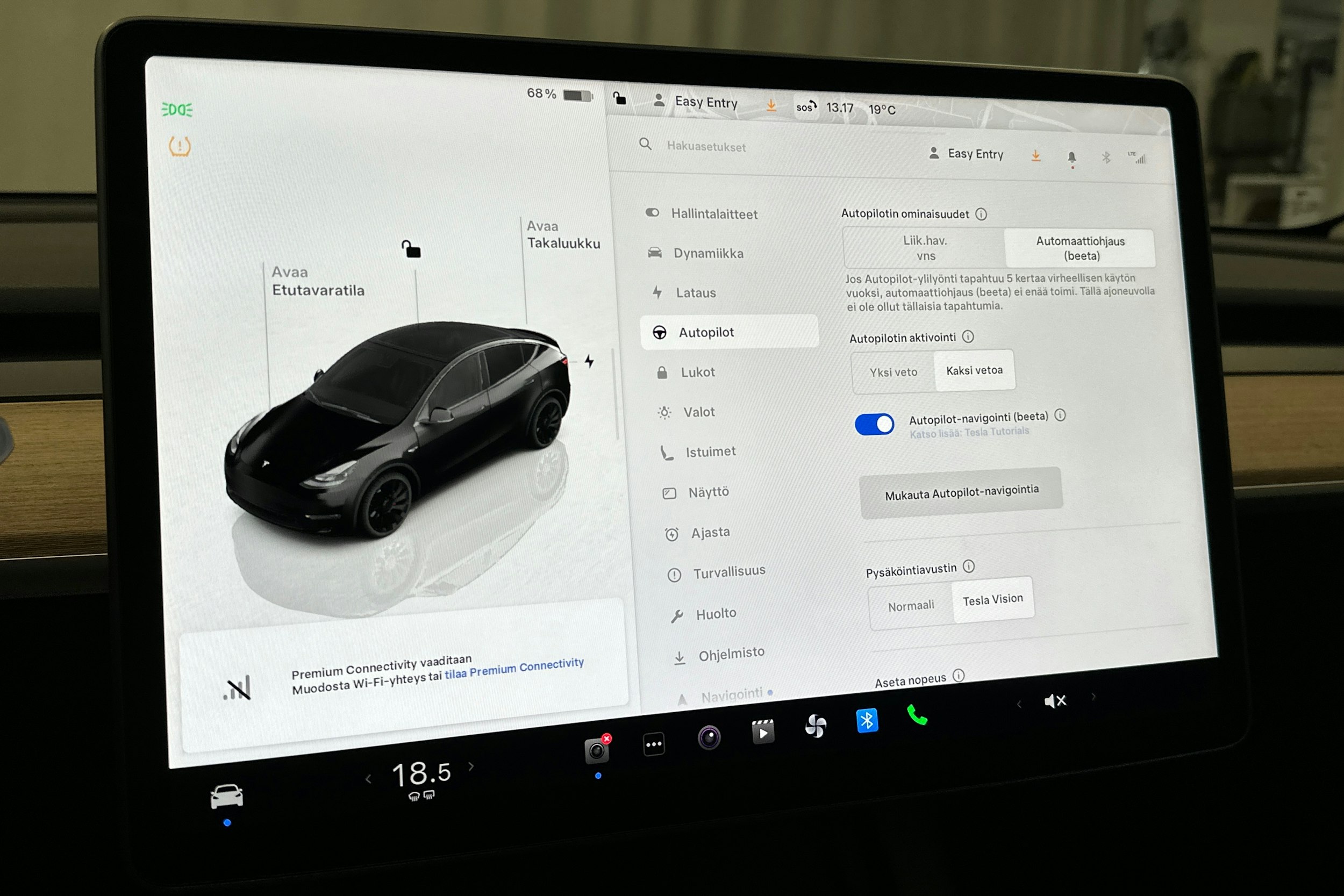 musta Tesla Model Y 2022 kuva 21.