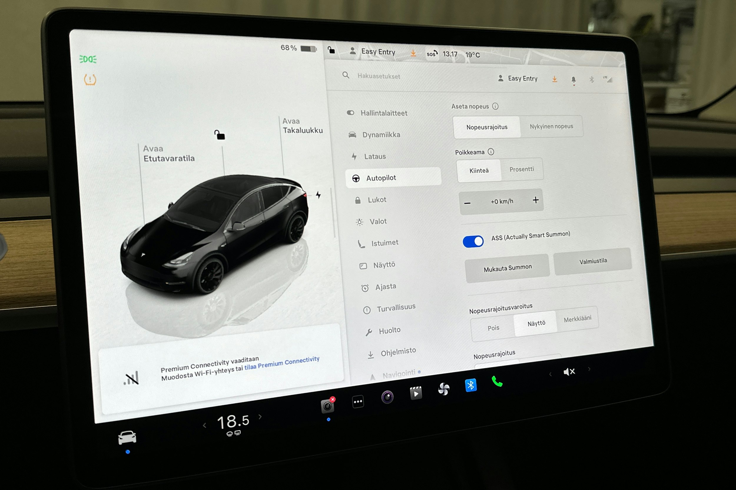 musta Tesla Model Y 2022 kuva 22.