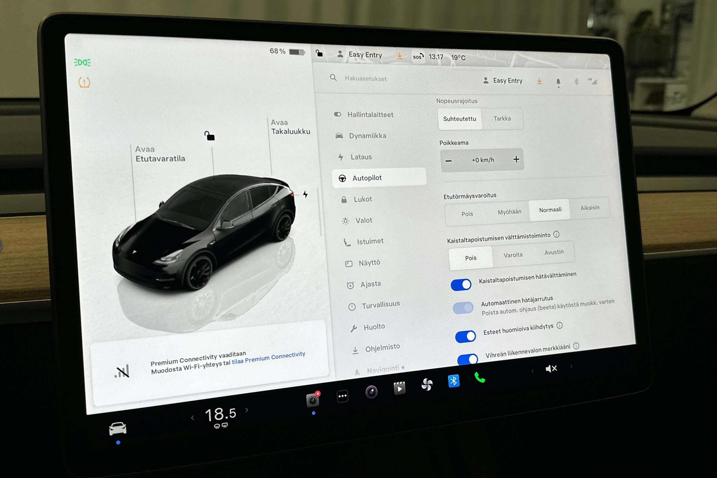 musta Tesla Model Y 2022 kuva 23.