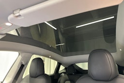 musta Tesla Model Y 2022 kuva 28.