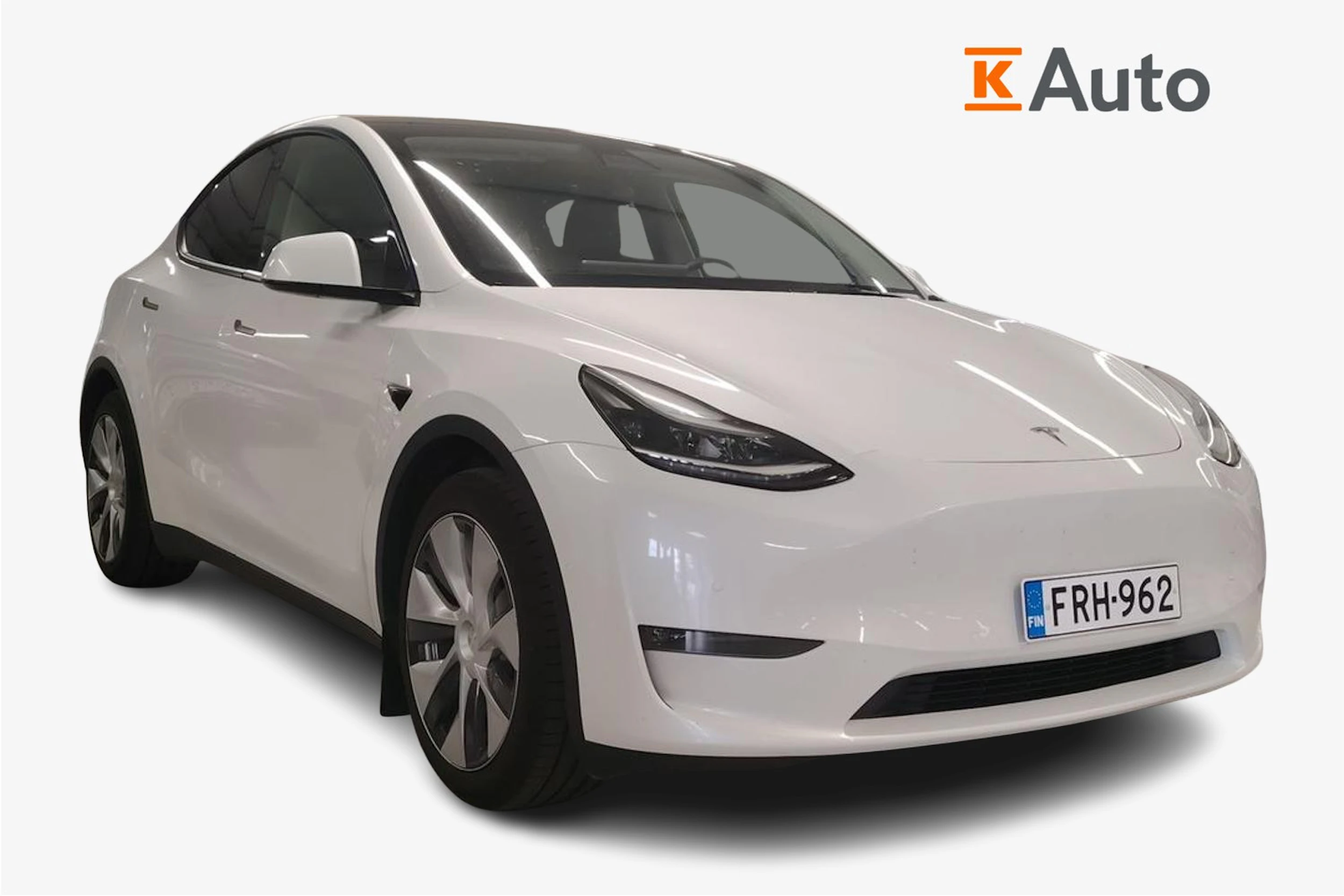 Valkoinen Tesla Model Y 2022 kuva 1.