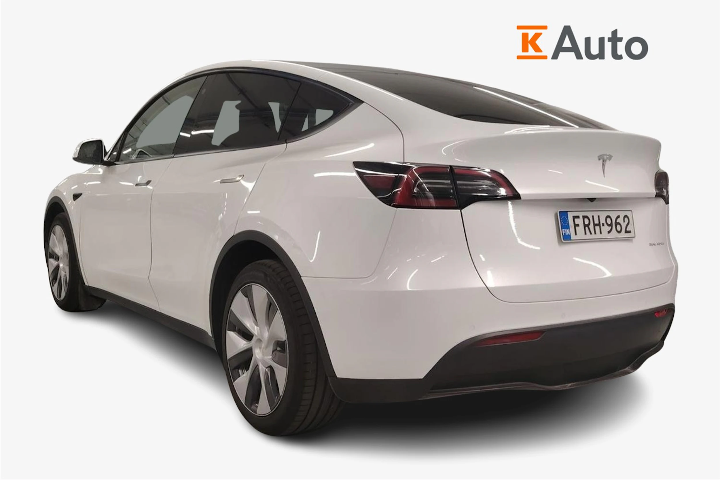 Valkoinen Tesla Model Y 2022 kuva 2.