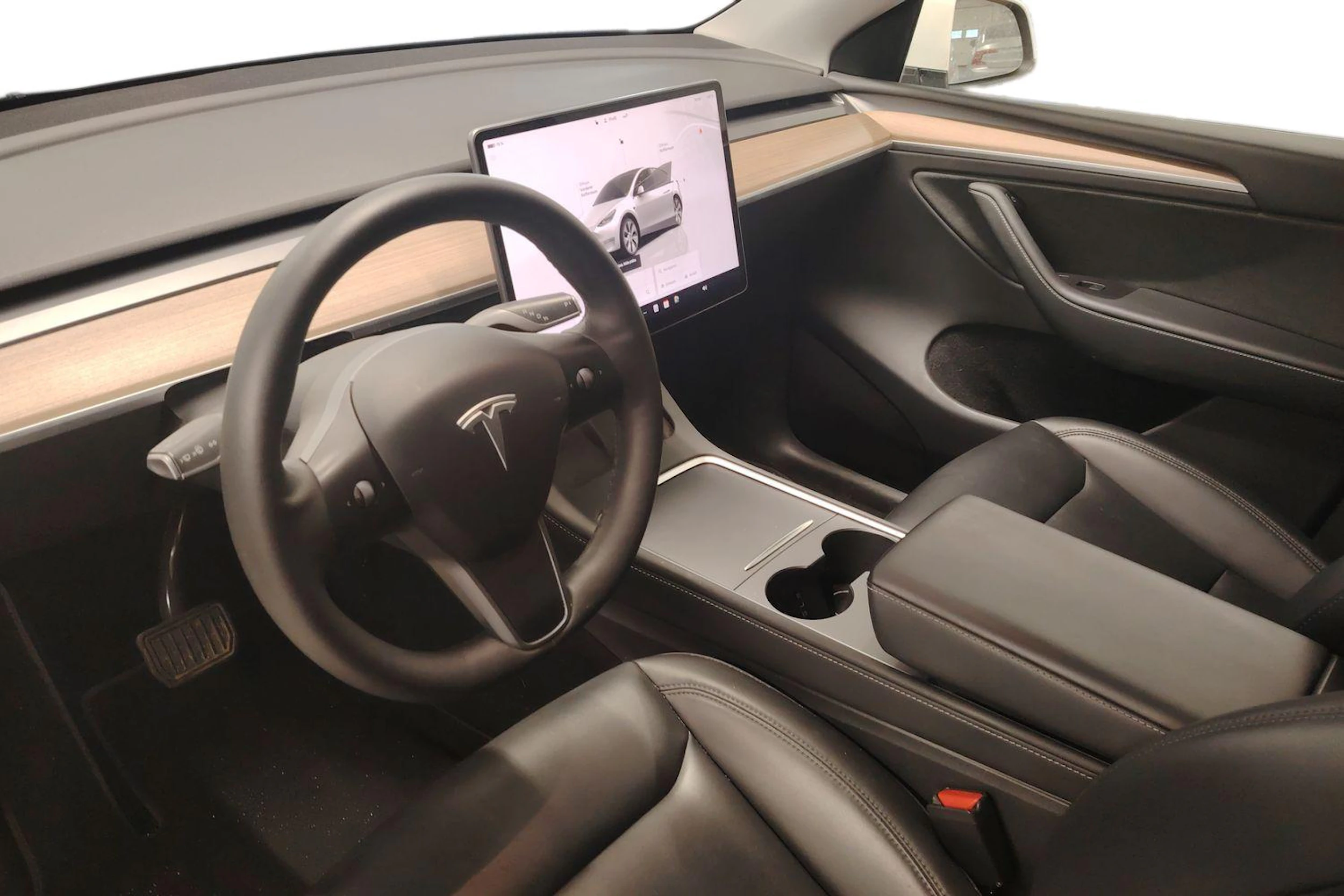 Valkoinen Tesla Model Y 2022 kuva 3.