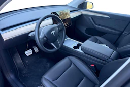 musta Tesla Model Y 2022 kuva 3.