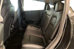 musta Tesla Model Y 2022 kuva 8.