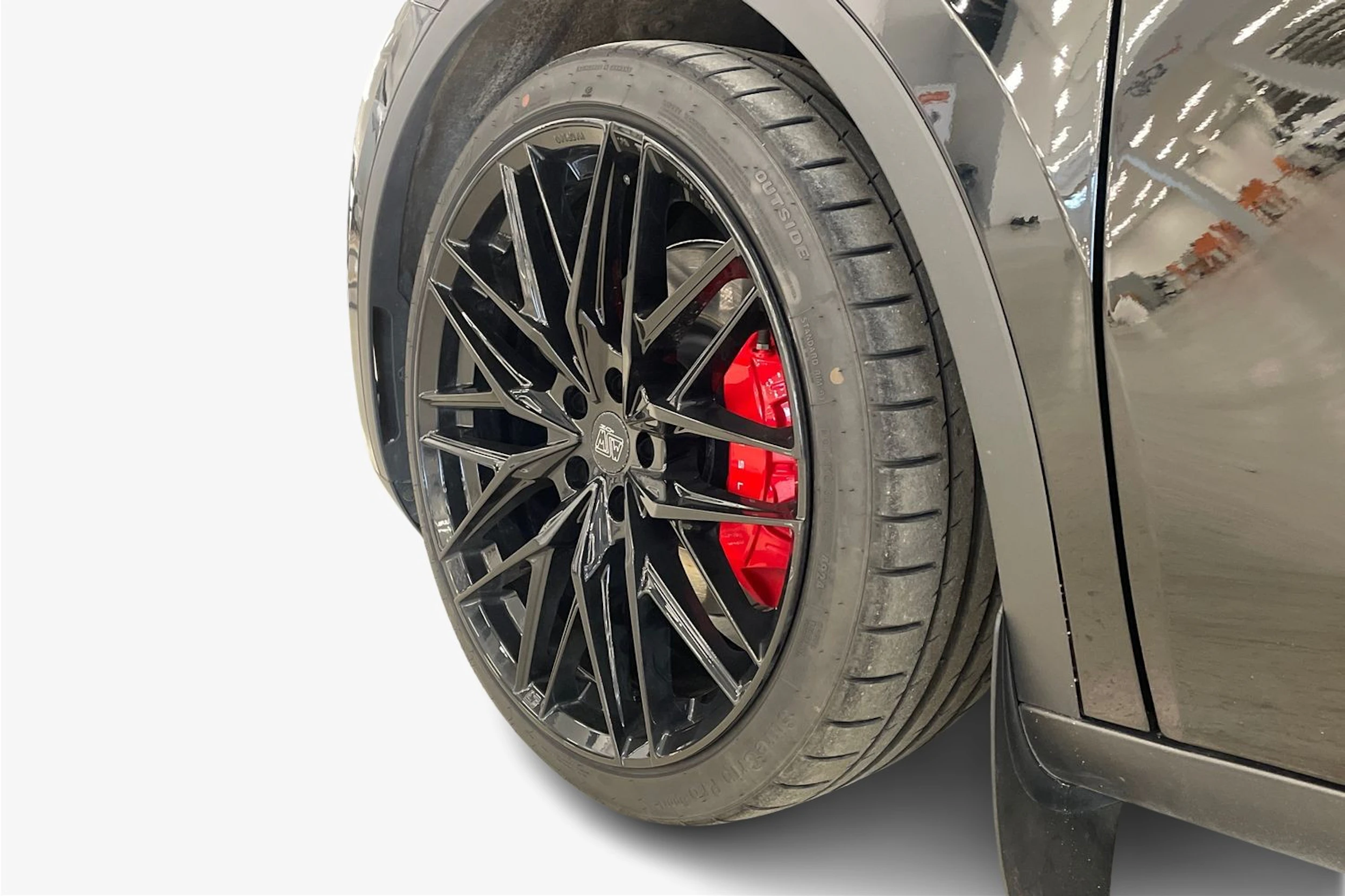 musta Tesla Model Y 2022 kuva 9.