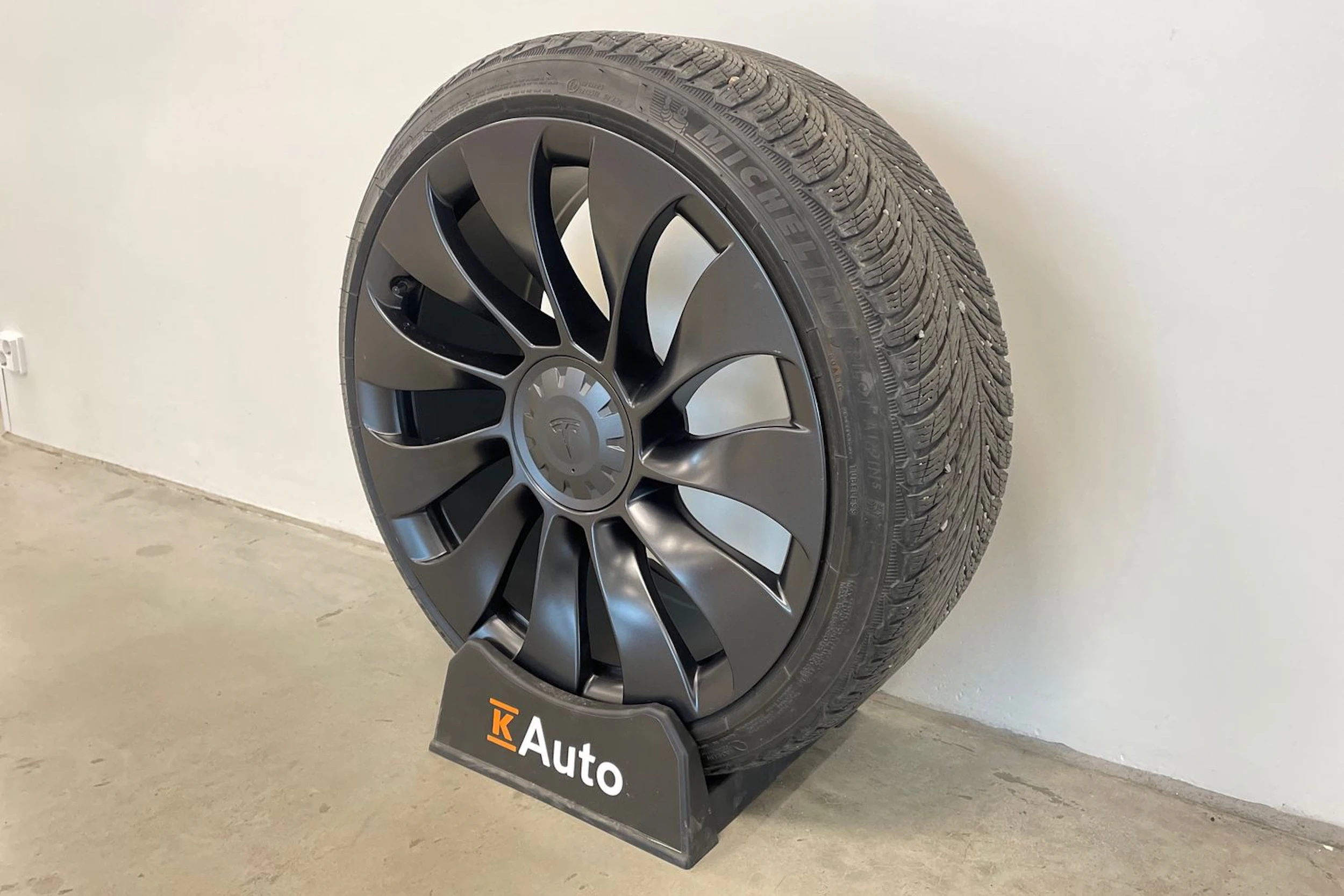 musta Tesla Model Y 2022 kuva 10.