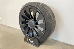 musta Tesla Model Y 2022 kuva 10.