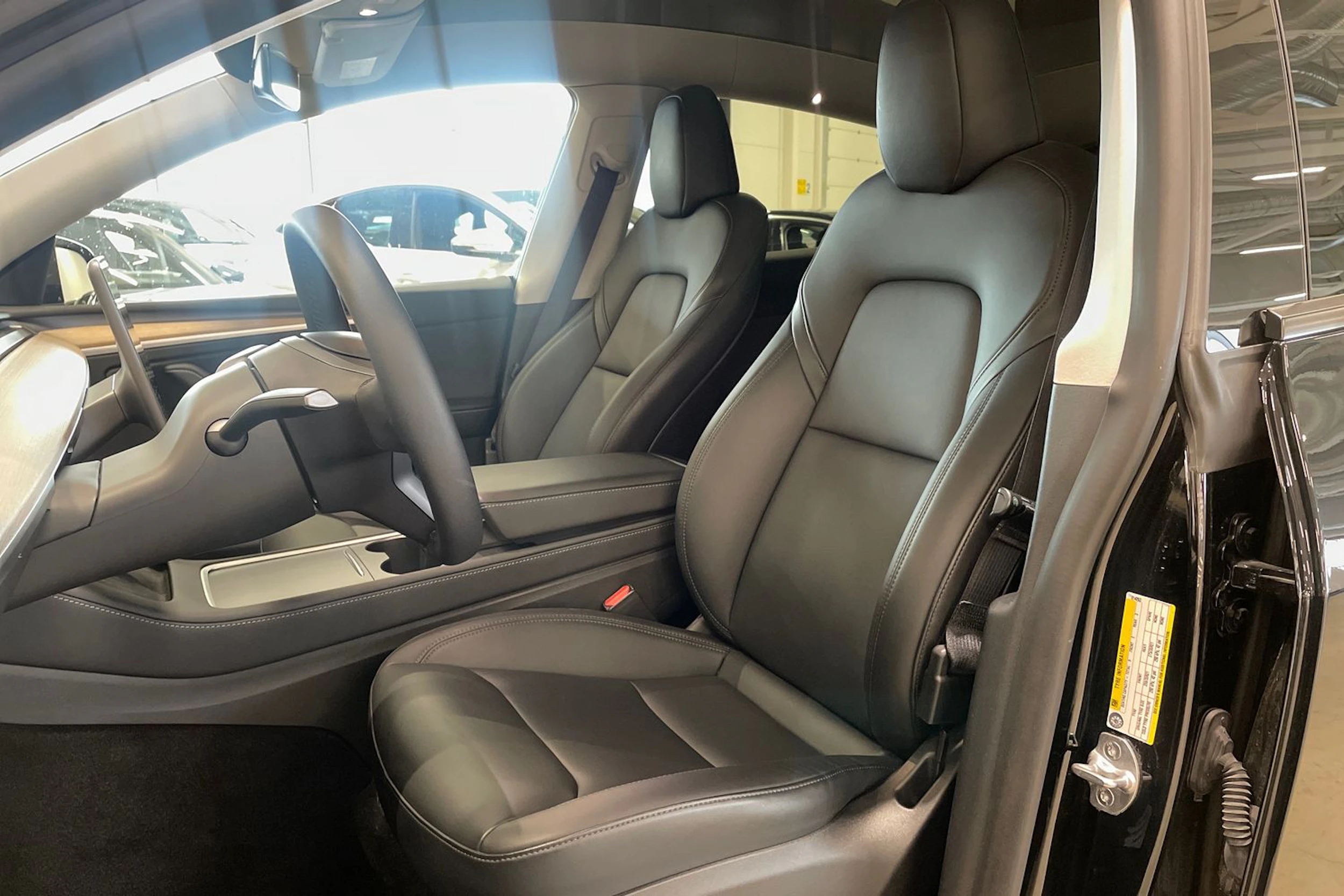 musta Tesla Model Y 2022 kuva 11.