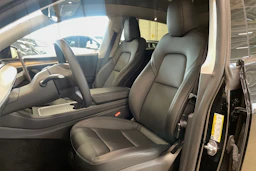 musta Tesla Model Y 2022 kuva 11.