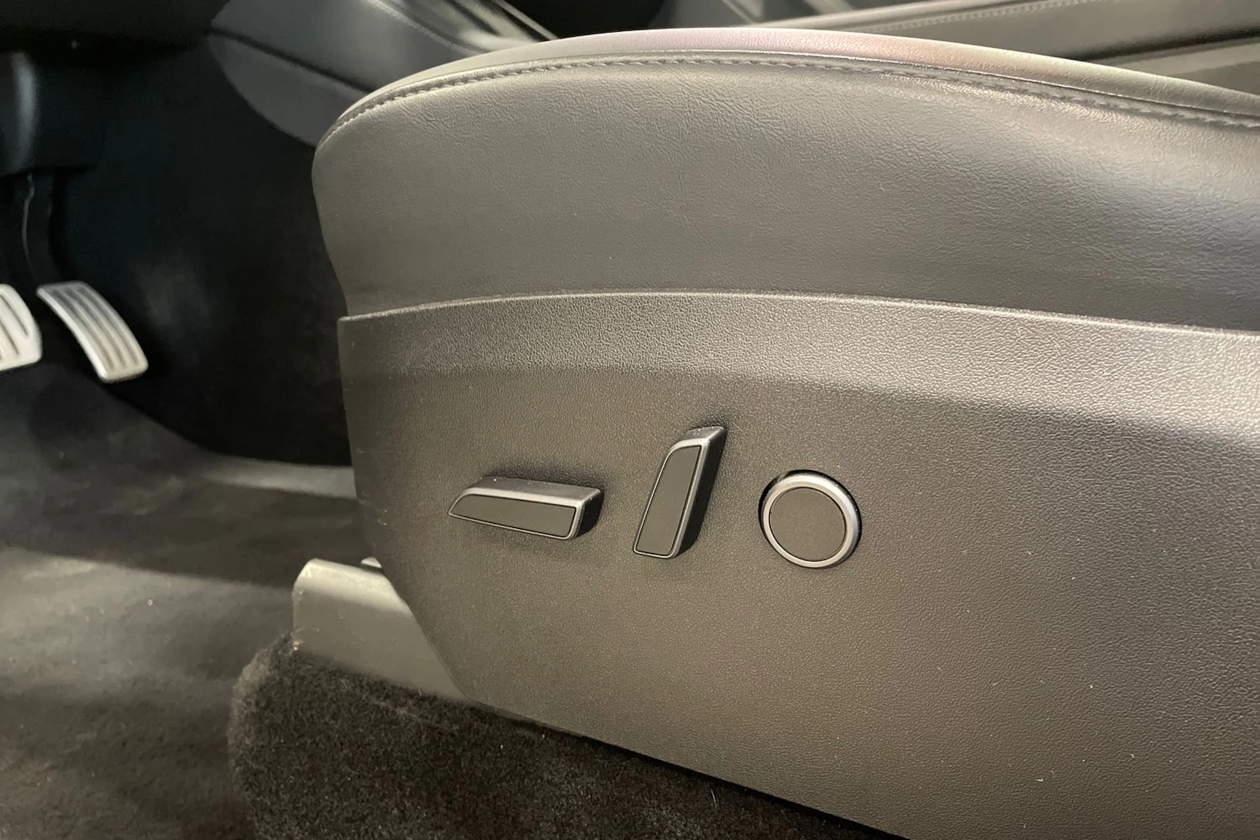 musta Tesla Model Y 2022 kuva 12.