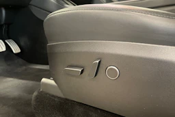 musta Tesla Model Y 2022 kuva 12.