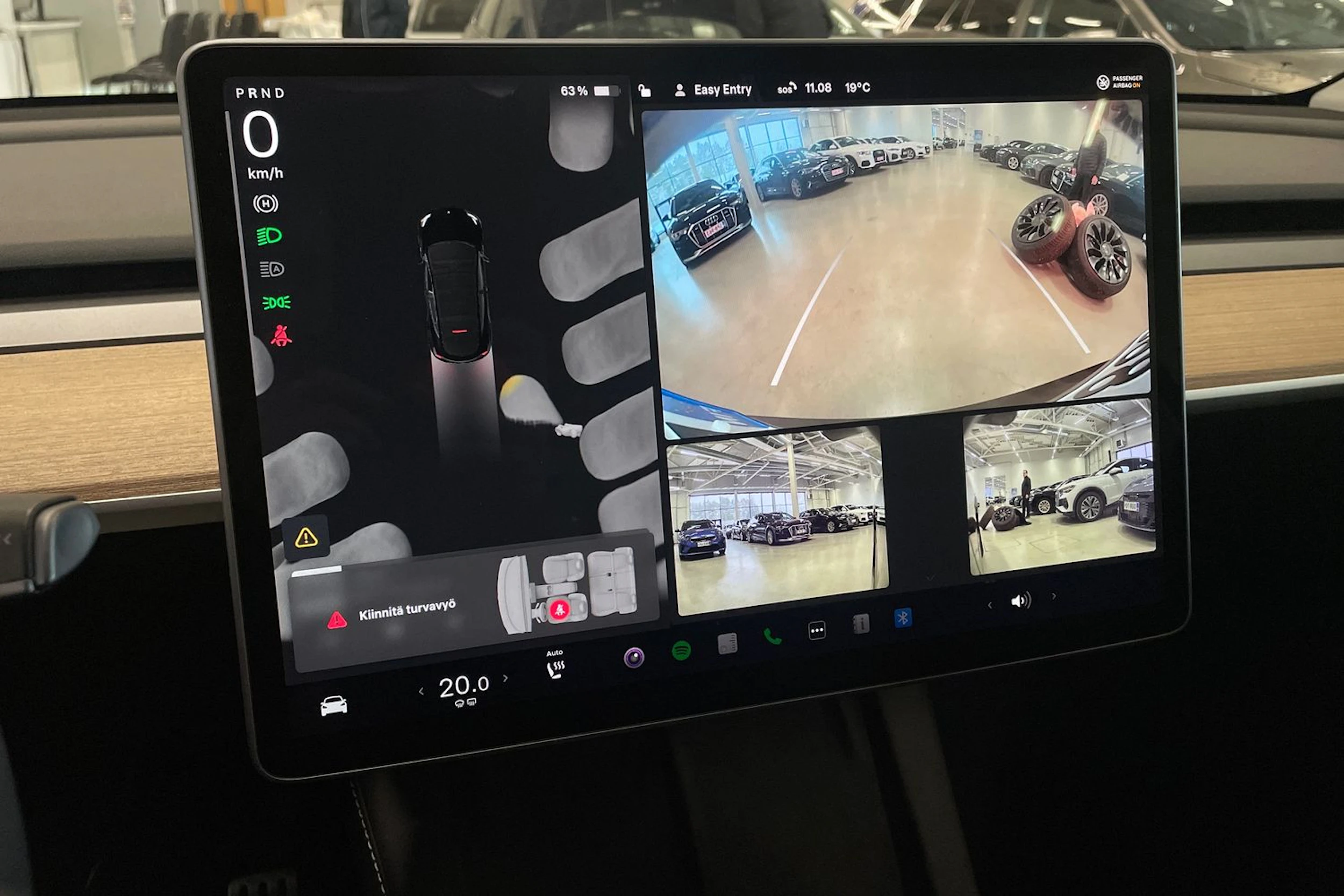 musta Tesla Model Y 2022 kuva 18.