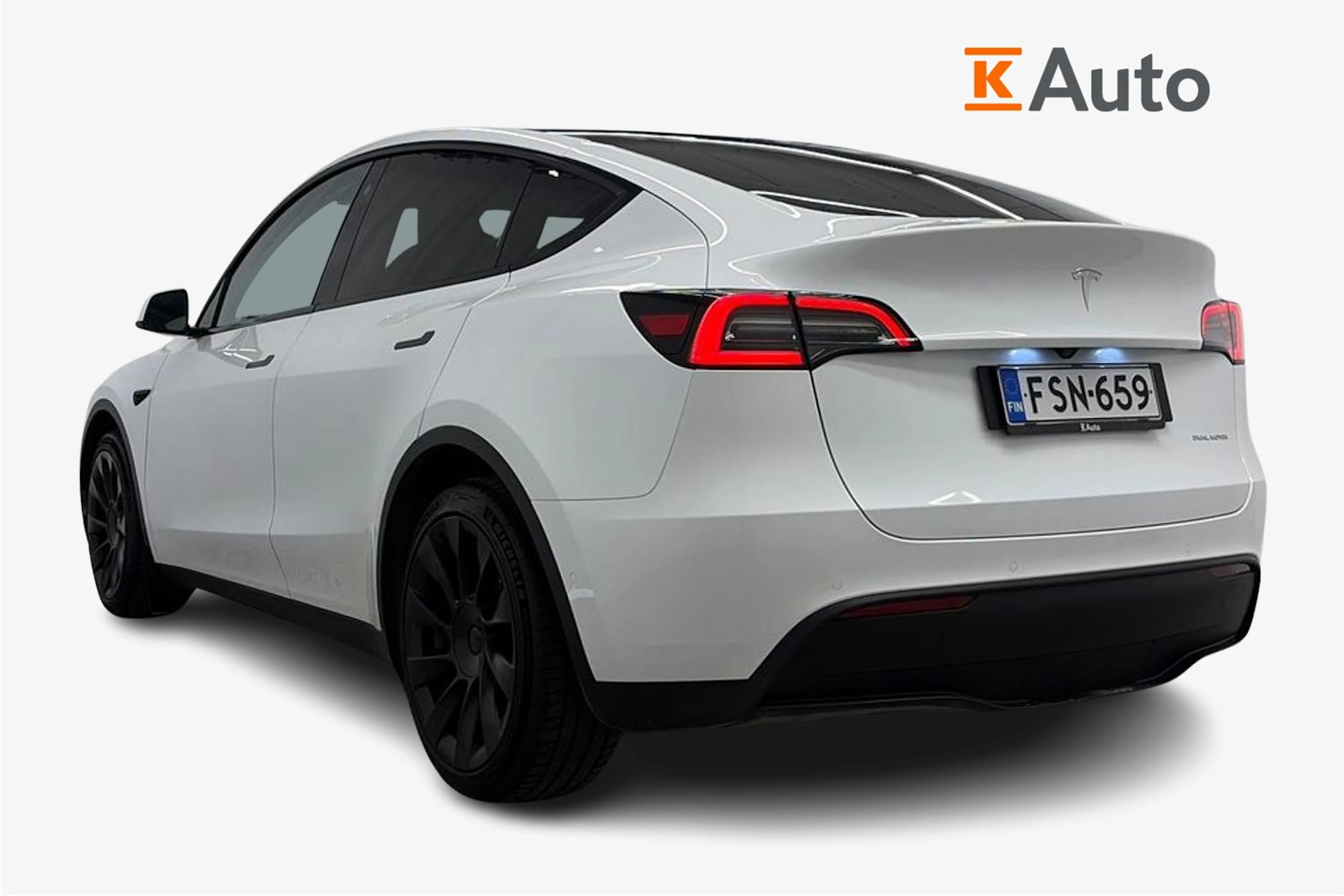valkoinen Tesla Model Y 2022 kuva 3.
