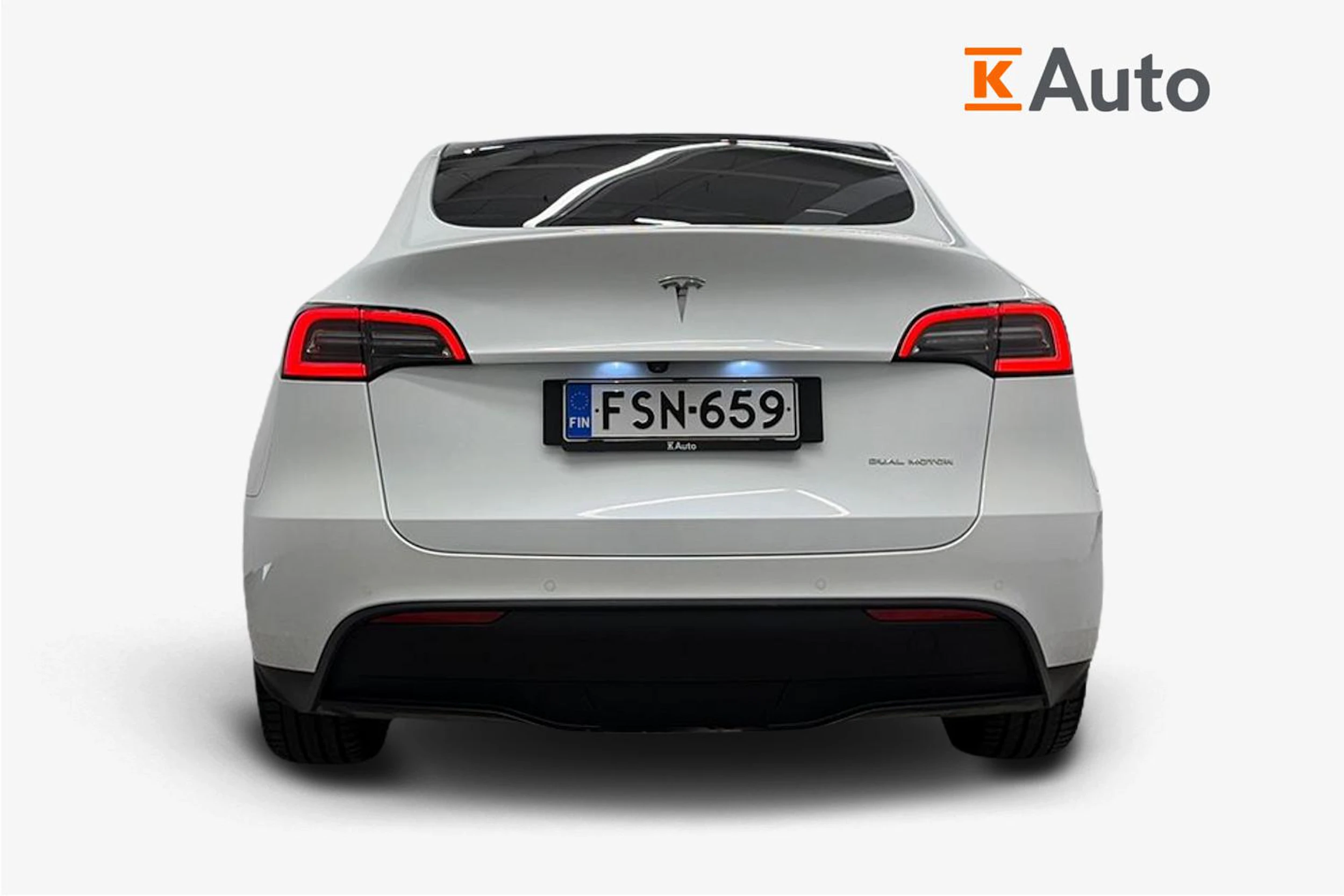 valkoinen Tesla Model Y 2022 kuva 4.
