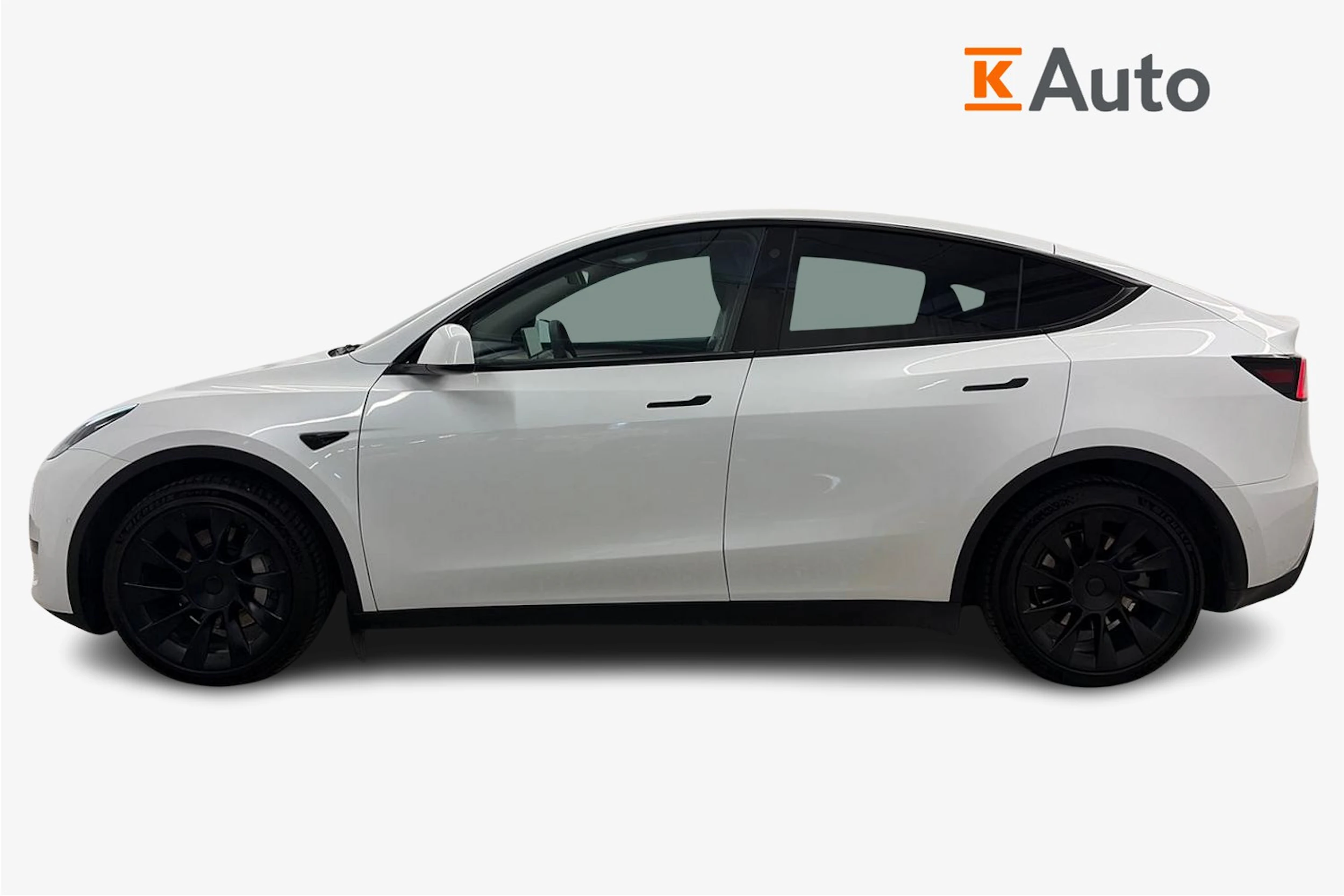 valkoinen Tesla Model Y 2022 kuva 7.
