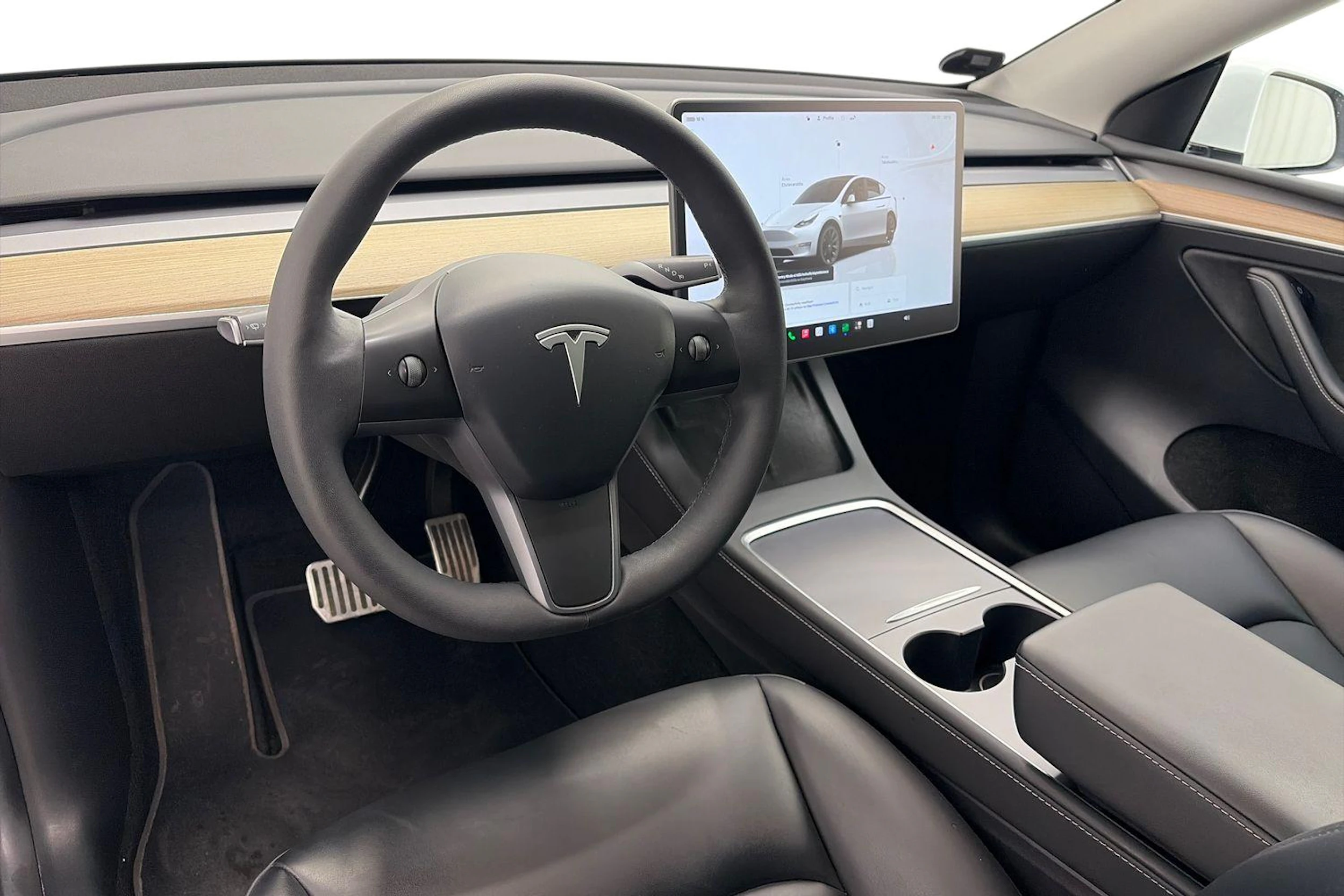 valkoinen Tesla Model Y 2022 kuva 8.